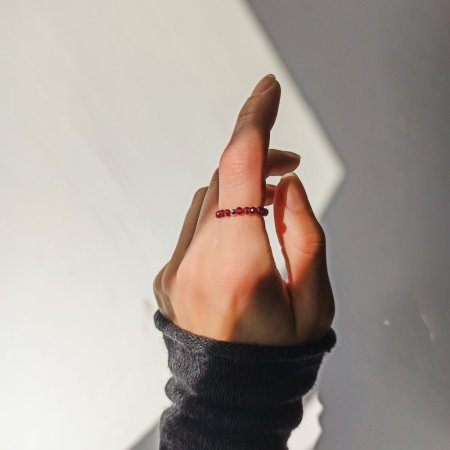 Каблучка з натурального Гранату+намистина кольору срібло гіпоалергенний сплав d-3мм 15-18р-р на резинці