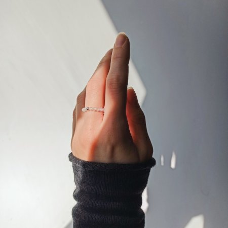 Каблучка з натурального циркону (білий)+намистина кольору срібло гіпоалерген.сплав d-3мм 15-18р-р на резинці