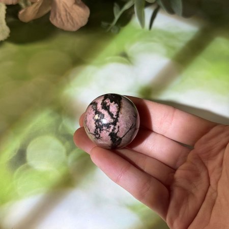 ОДНА В НАЯВНОСТІ! Куля Родоніт натуральний камінь інтер'єрний 30мм 47г
