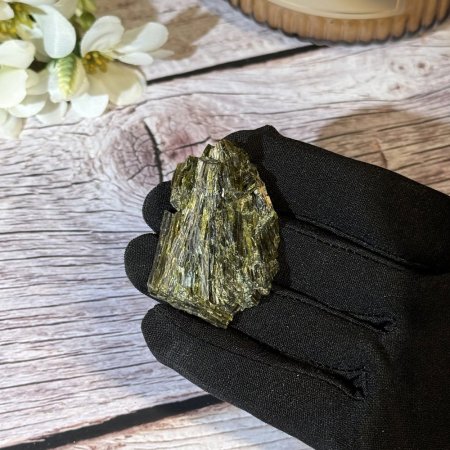 ОДИН У НАЯВНОСТІ! Інтер'єрний необроблений Епідот натуральний камінь 43х29мм 26г